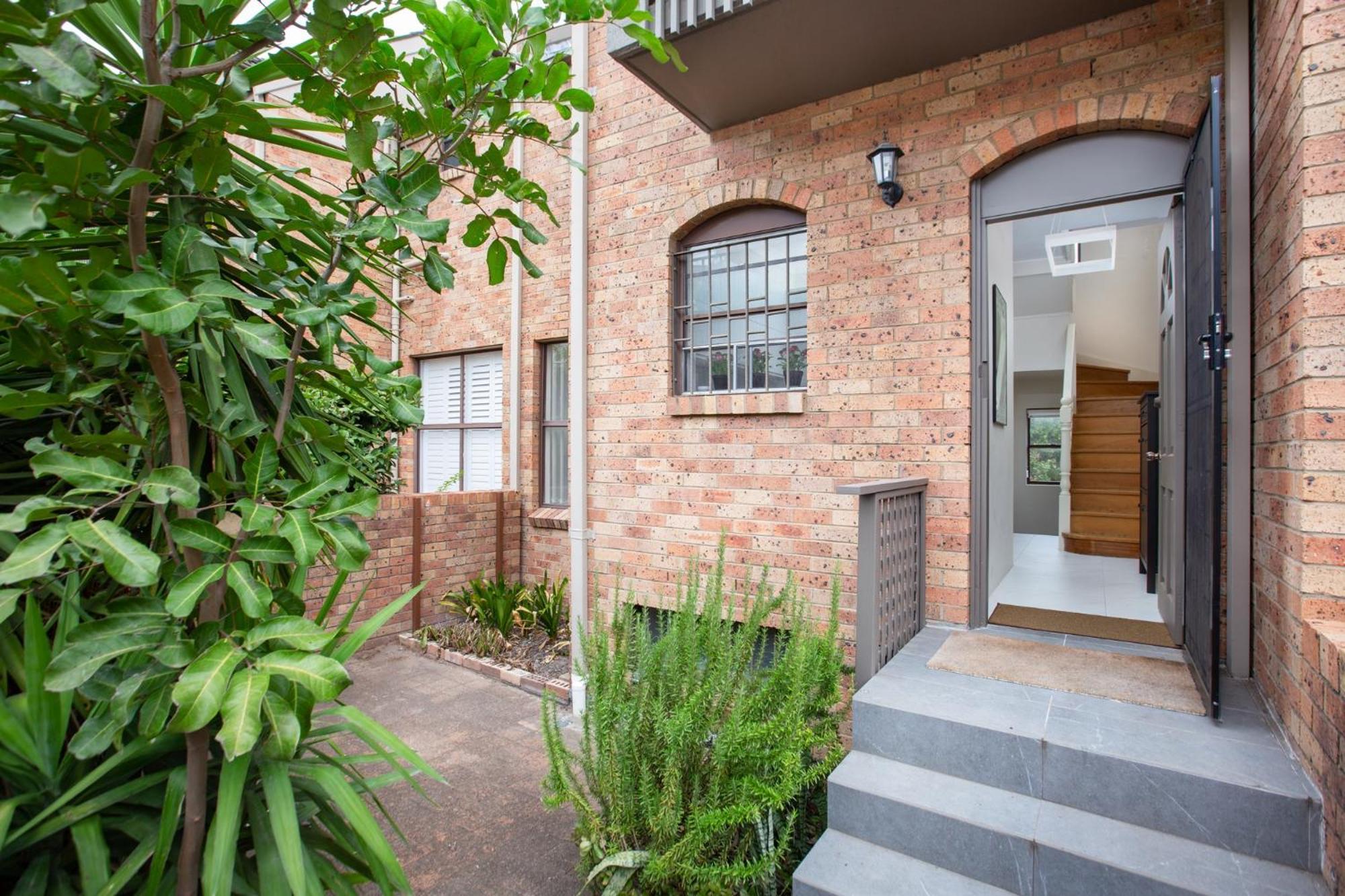 Spacious 3-Bed Townhouse In Stylish Balmain Сидни Екстериор снимка